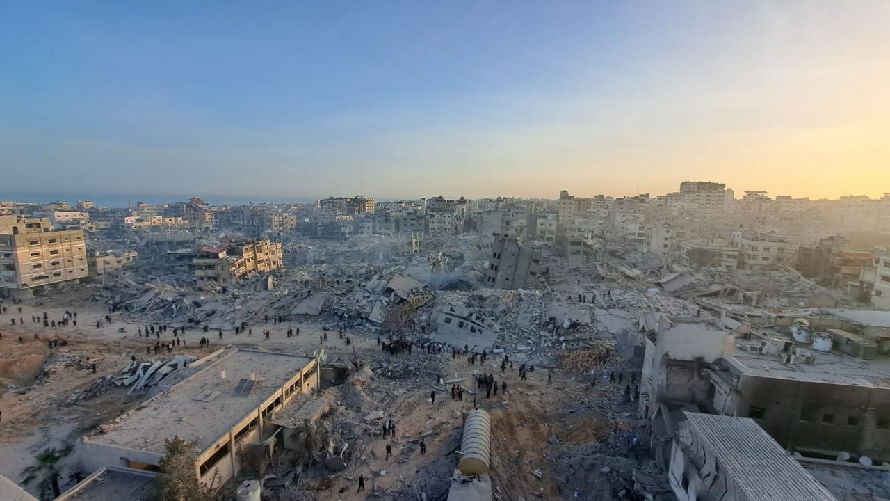 صورة متداولة توضح ركام المباني والمنازل التي فجرها الاحتلال بالمنطقة الشمالية في مجمع الشفاء الطبي بمدينة غزة